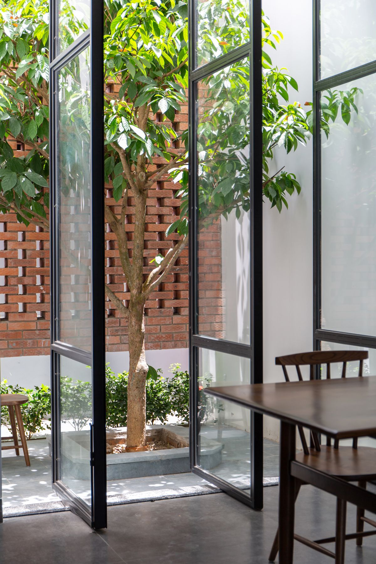 Coong House - "Hô biến" ngôi nhà cũ kỹ thành không gian sống đầy năng lượng | Dom architect Studio