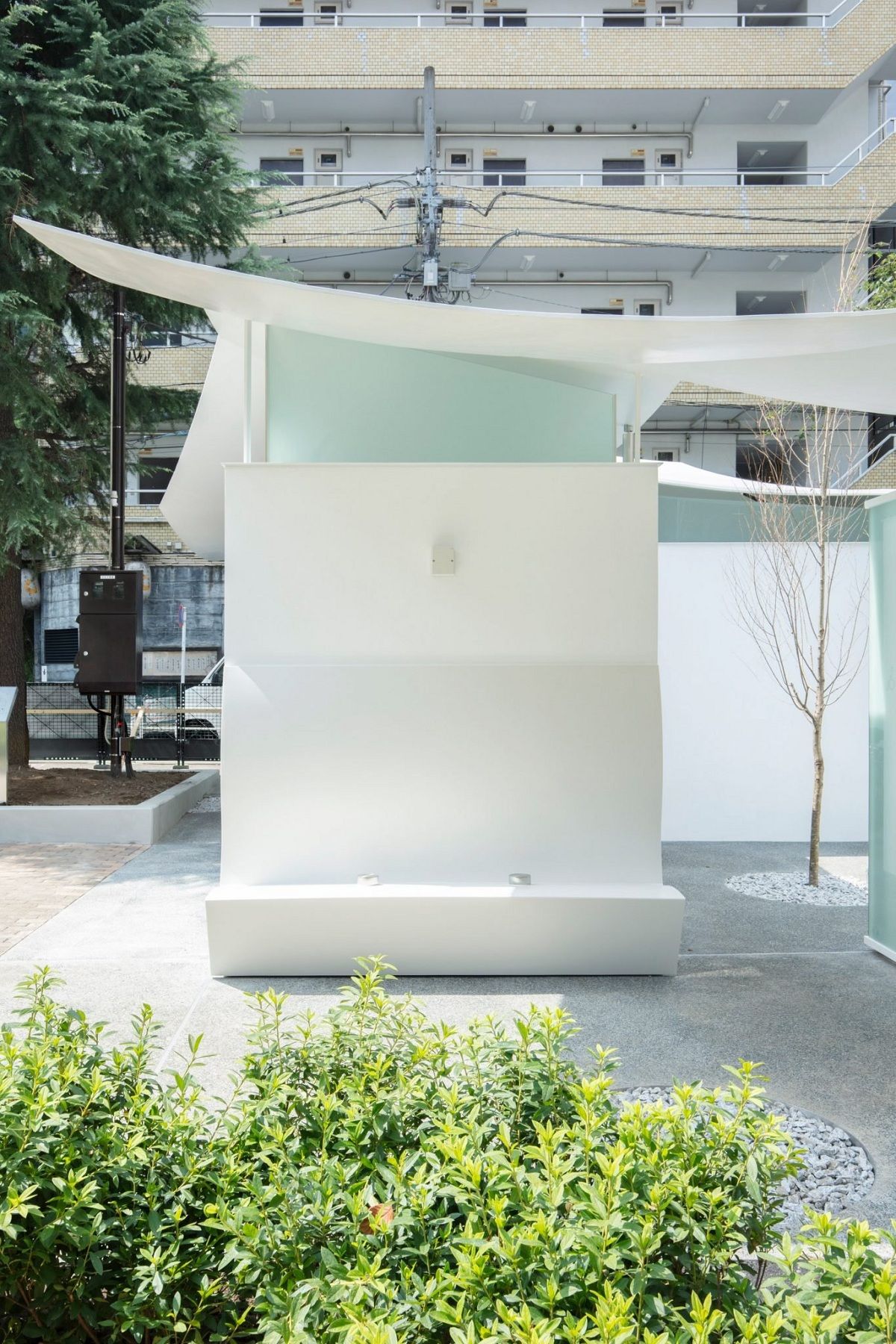Nhà vệ sinh công cộng màu trắng tại Tokyo  | Fumihiko Maki