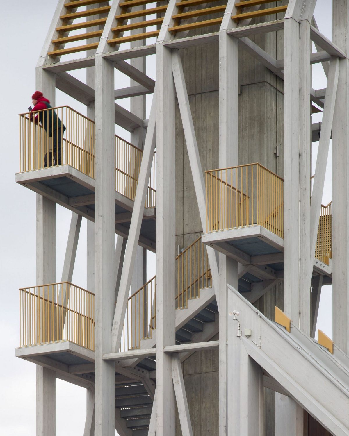 Tòa tháp được xây dựng hầu hết bằng gỗ ép 2 chiều