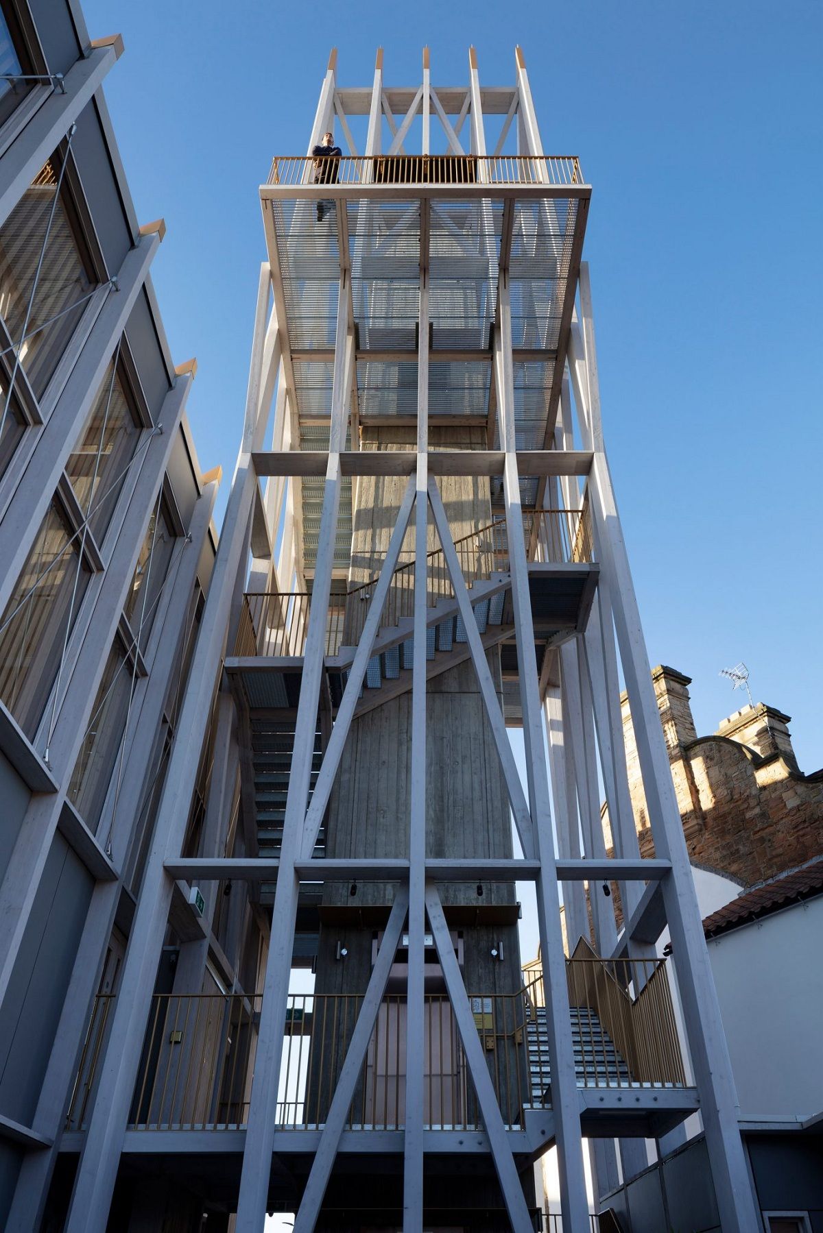 Tòa tháp lấy ý tưởng từ loại vũ khí thời trung cổ | Niall McLaughlin Architects