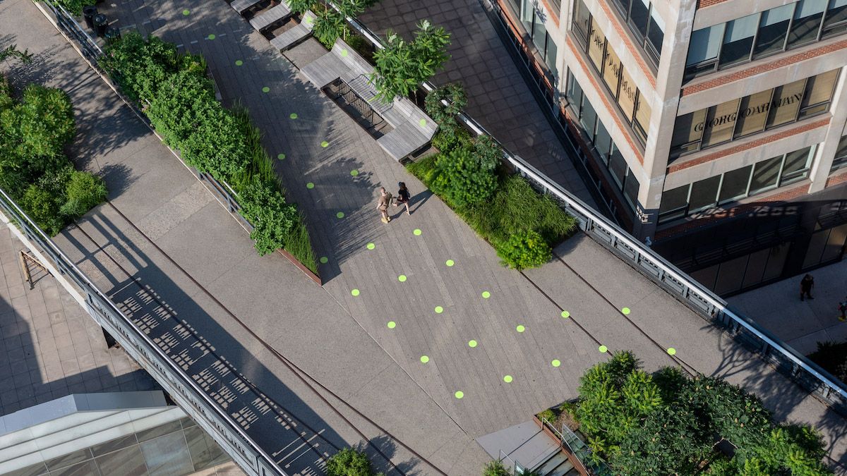 Các chấm xanh bao phủ công viên High Line ở New York nhằm đảm bảo giãn cách