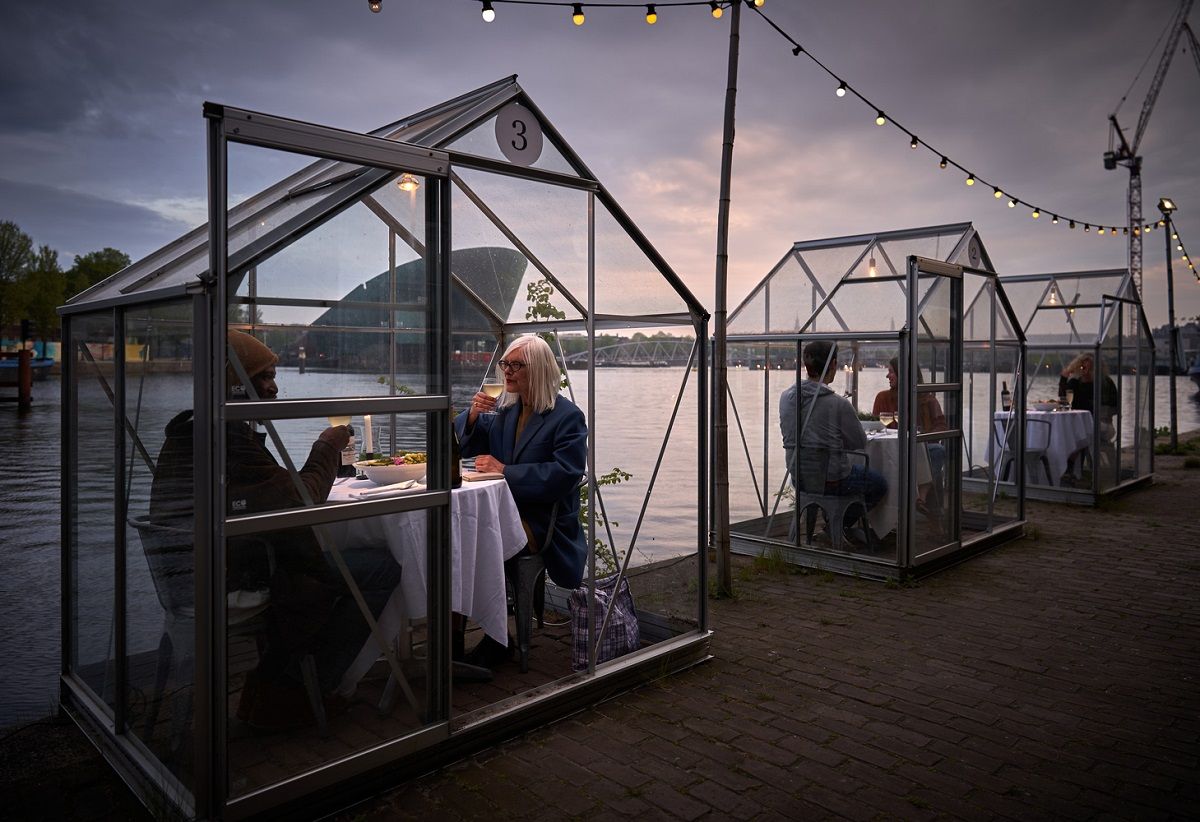 Nhà hàng ở Amsterdam cải tạo để chuẩn bị sống chung với dịch bệnh
