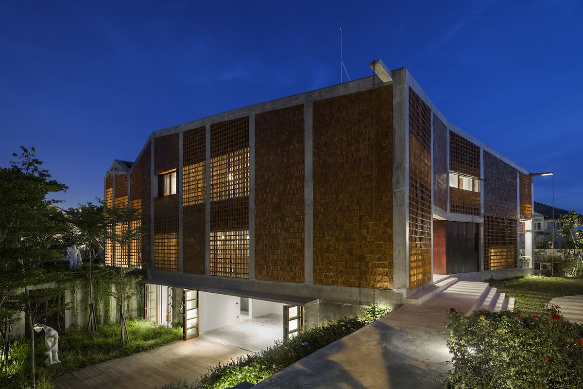 Ngôi nhà gạch nung với thiết kế lỗ thoáng giúp công trình chống chịu với khí hậu nhiệt đới