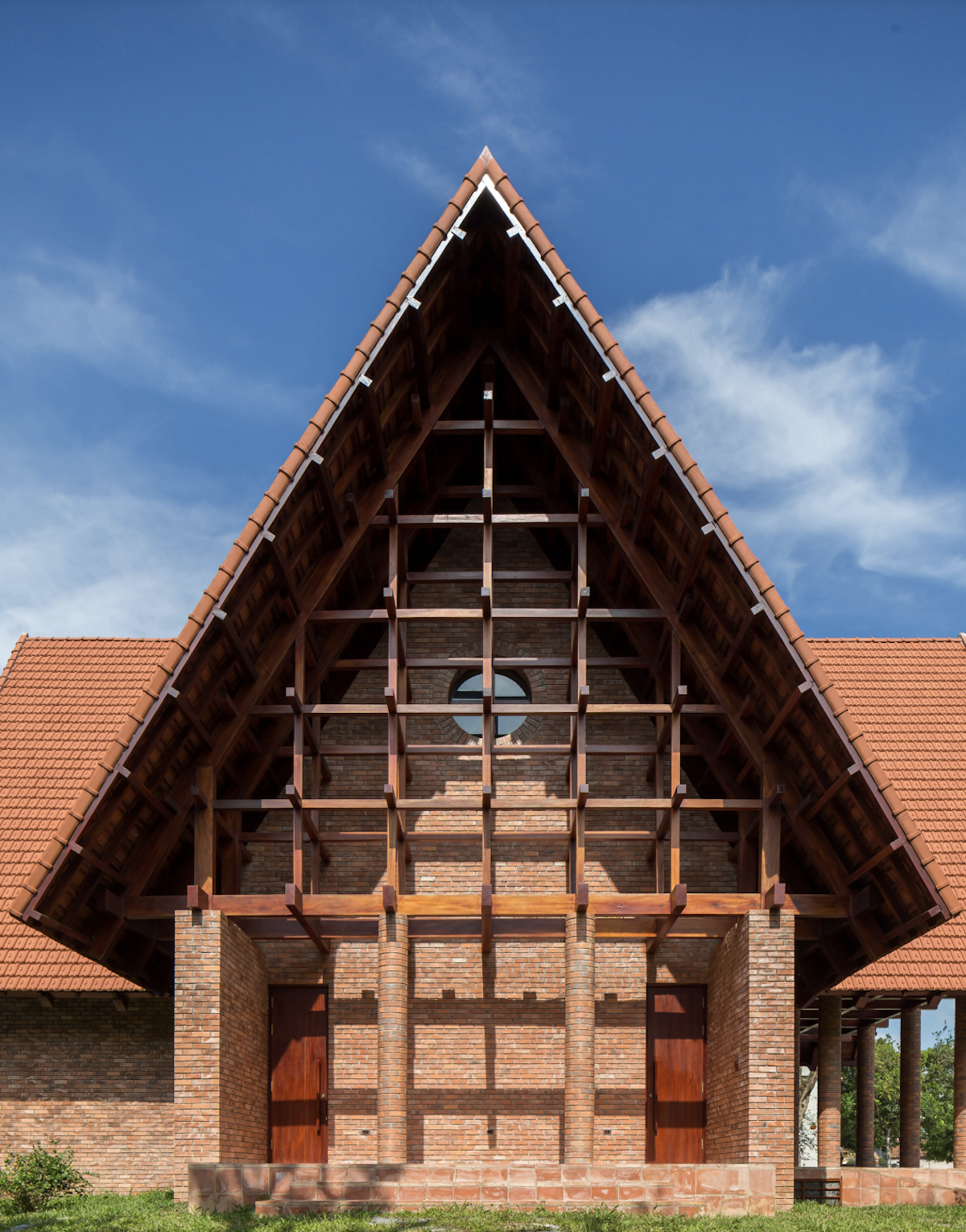 Kiến trúc đền thánh vững chãi và khép kín  truyền tải tinh thần Công giáo trong cộng đồng giáo xứ