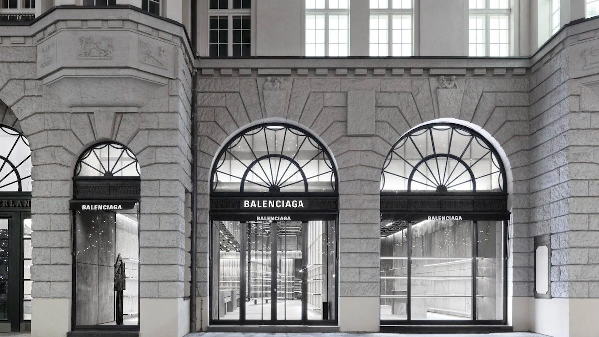 Balenciaga xin lỗi vì bộ ảnh quảng cáo trẻ em ôm gối bông gây phản cảm