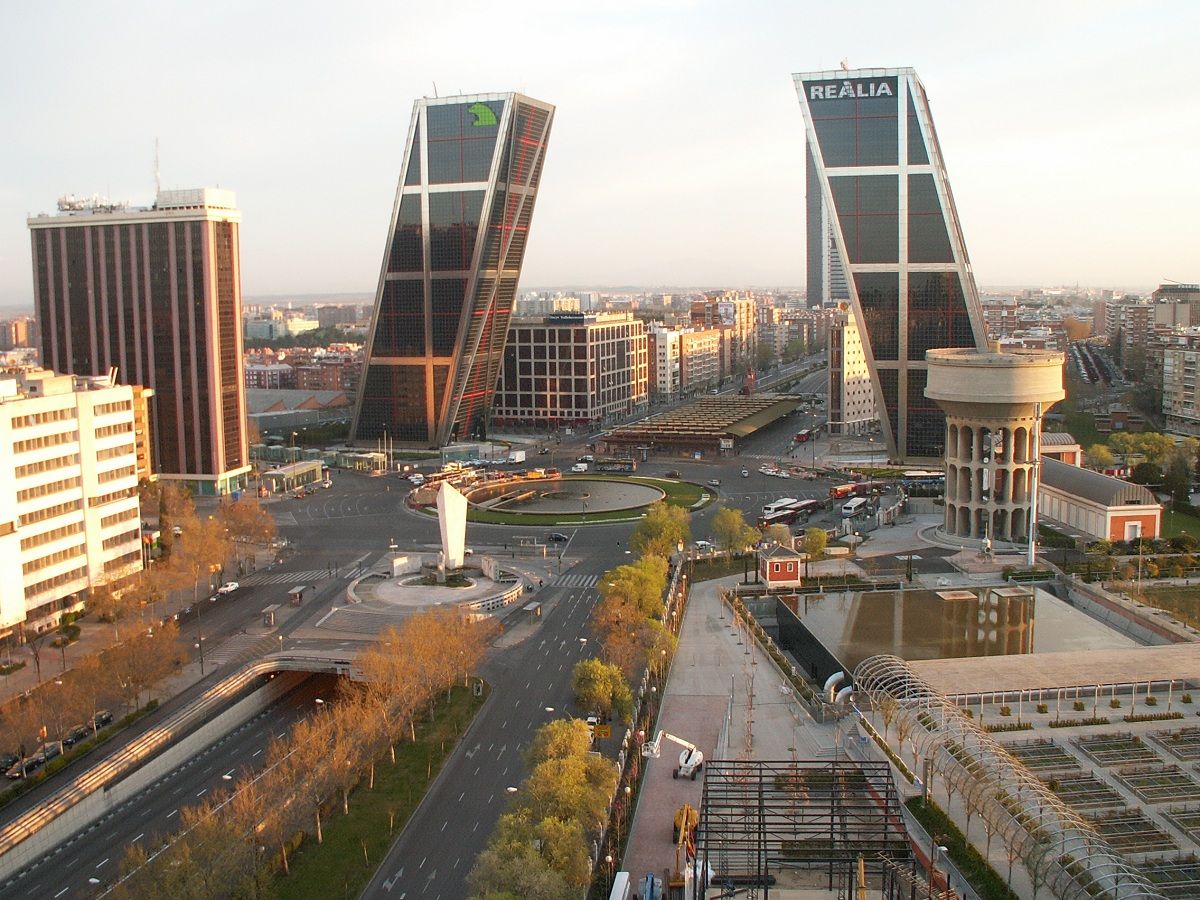 Hai tòa tháp nghiêng “thách thức trọng lực” giữa đại lộ của Madrid