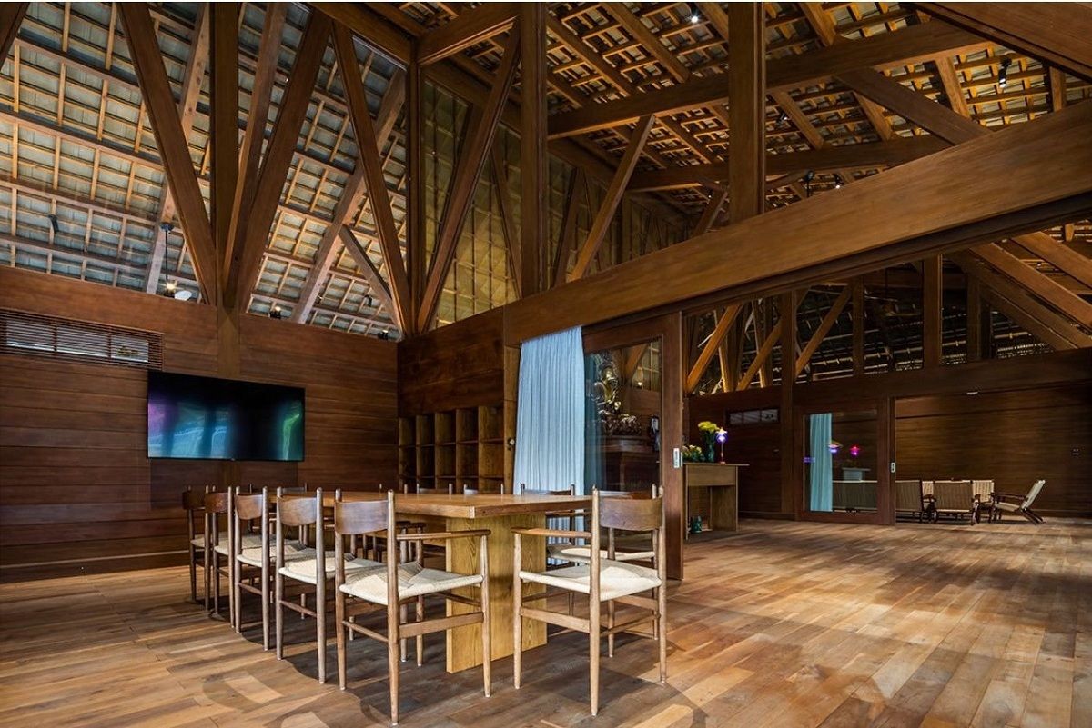 Cấu trúc gỗ tạo nên không gian thờ phụng gợi nét kiến trúc truyền thống Việt Nam