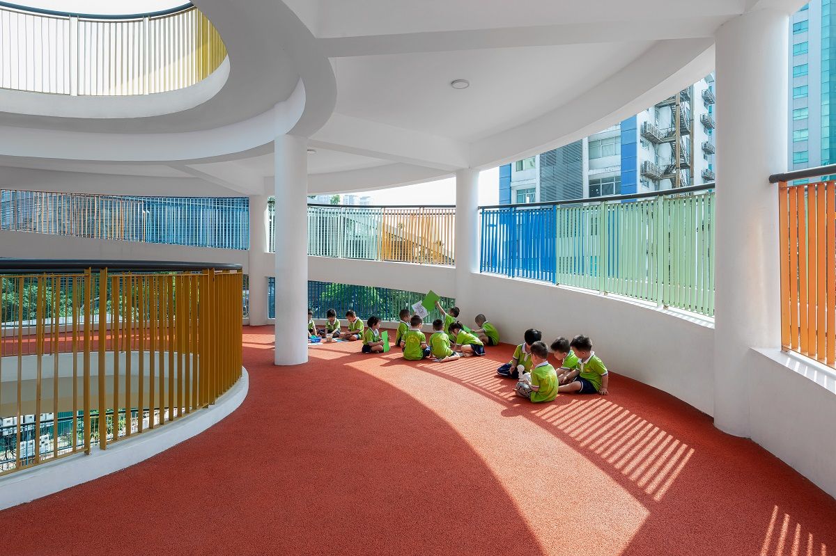 Không gian trường học tươi sáng, năng động, khuyến khích tương tác ở trẻ em