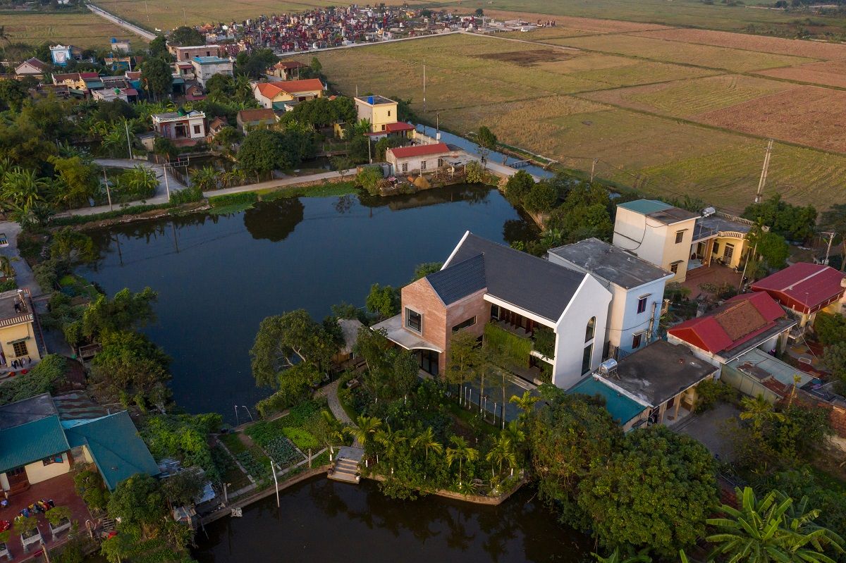 Thái Bình House nằm tại vùng nông thôn trồng lúa và chủ nhà làm nông nghiệp