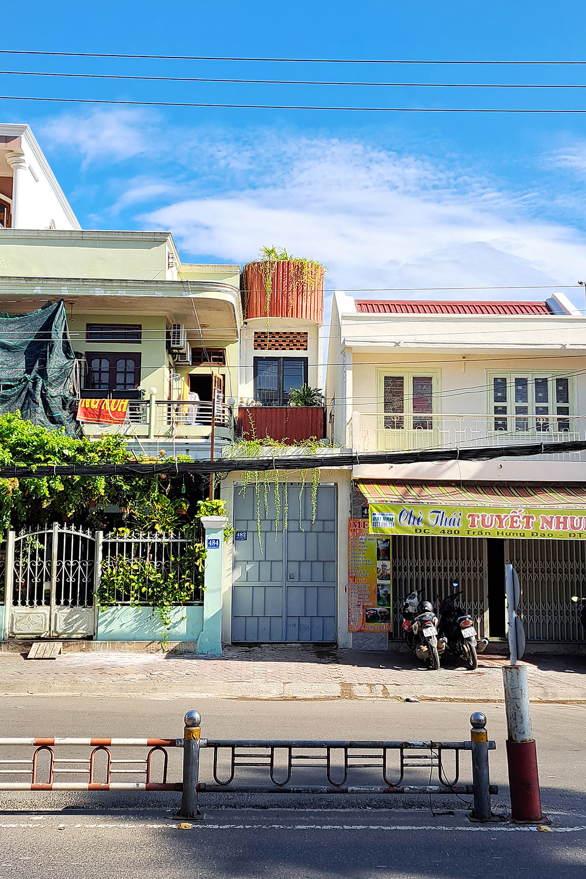 kienviet-Little-Red-House-ngoi-nha-pho-chi-2m-mat-tien-BY-architects-1-2-2.jpg