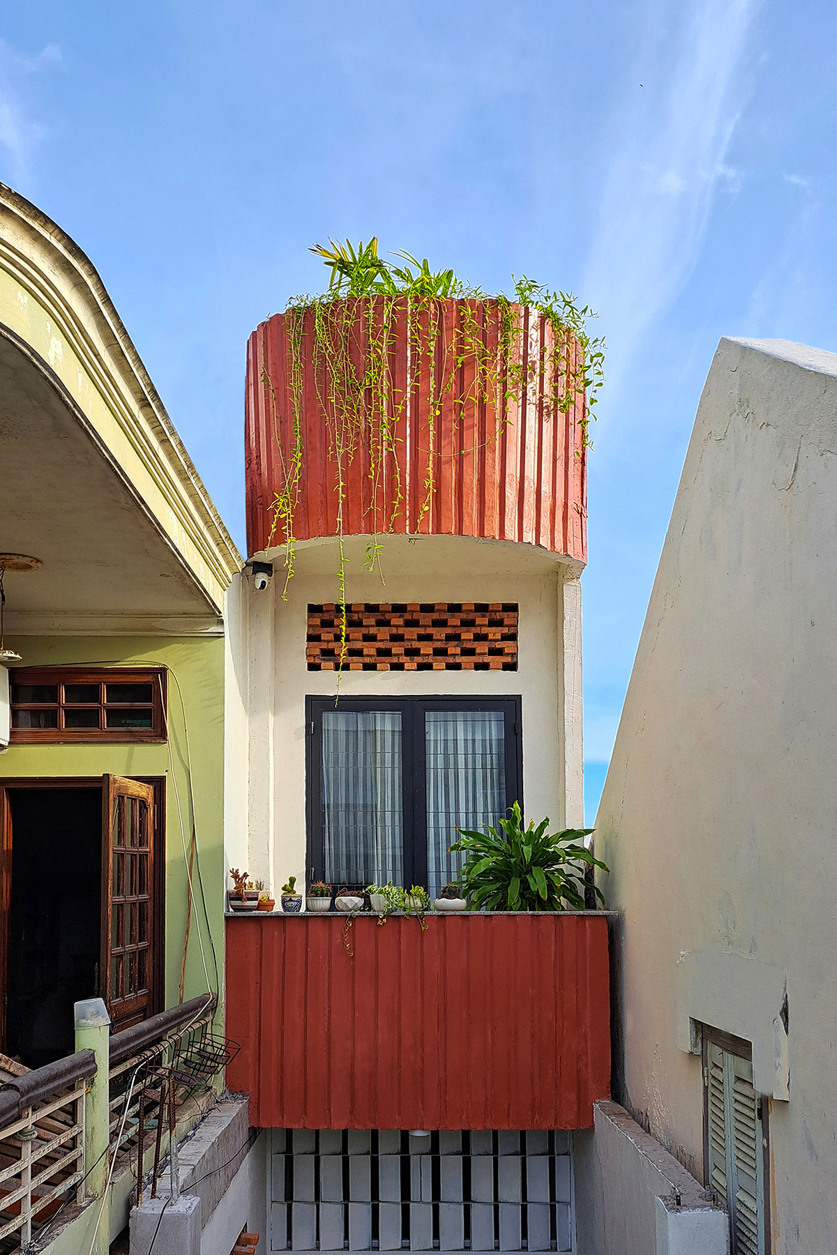 kienviet-Little-Red-House-ngoi-nha-pho-chi-2m-mat-tien-BY-architects-1-3-2.jpg