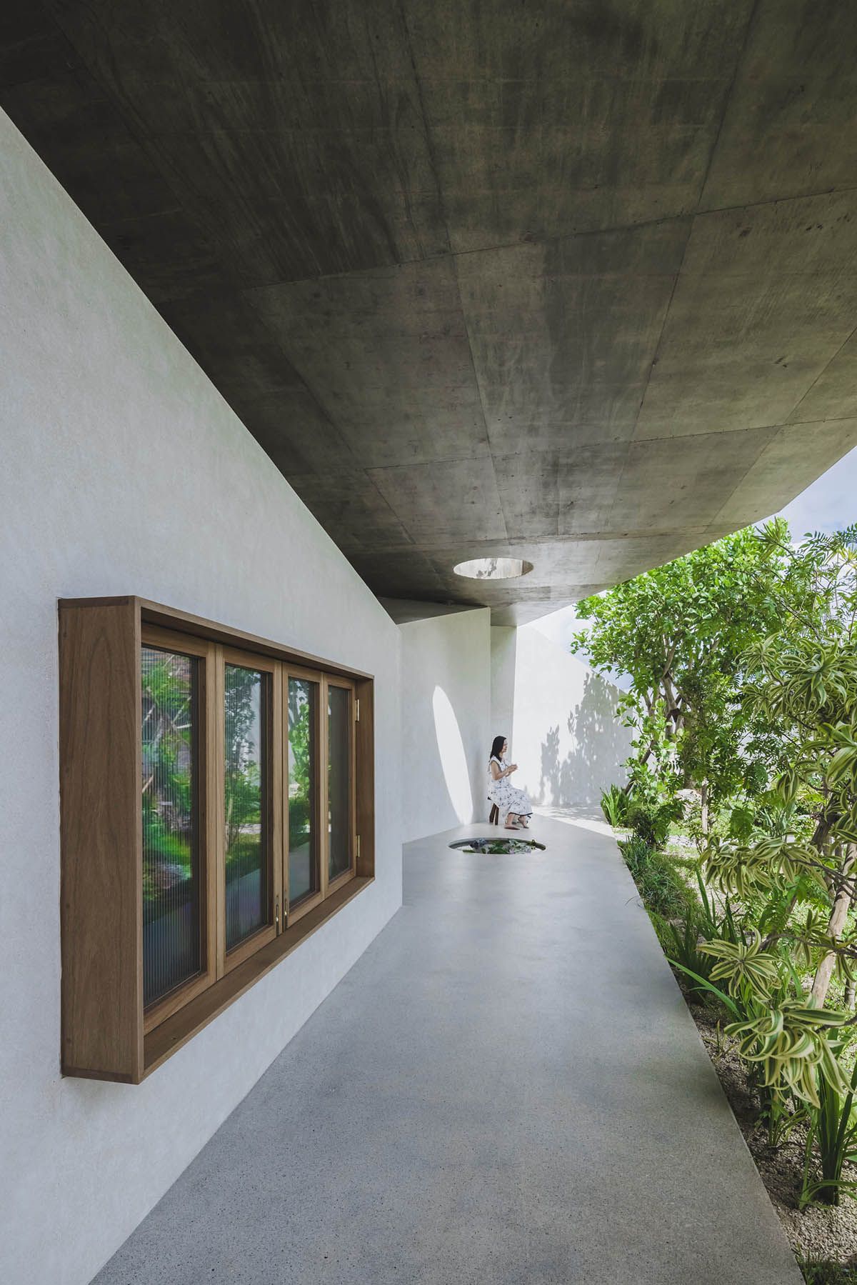 Kienviet Studio Cochi Architects Cong trinh nha o ket hop khach san an minh giua nui rung 18